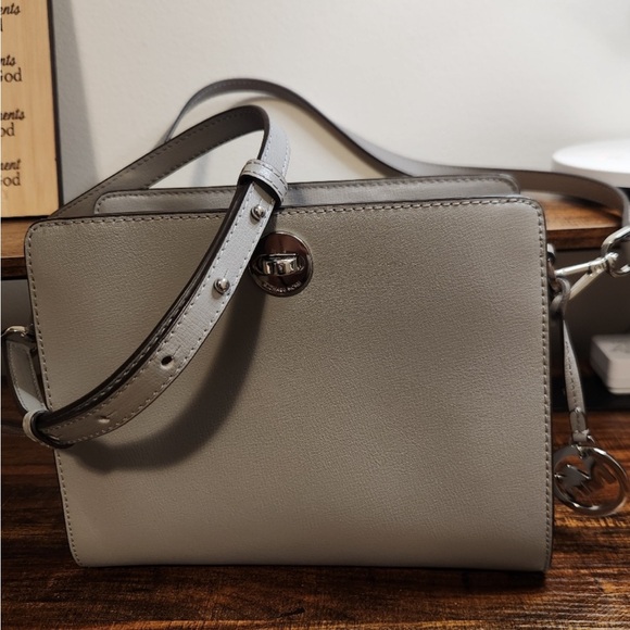 Michael Kors gray turn lock crossbody bag like new pebbles leather - Picture 9 of 14